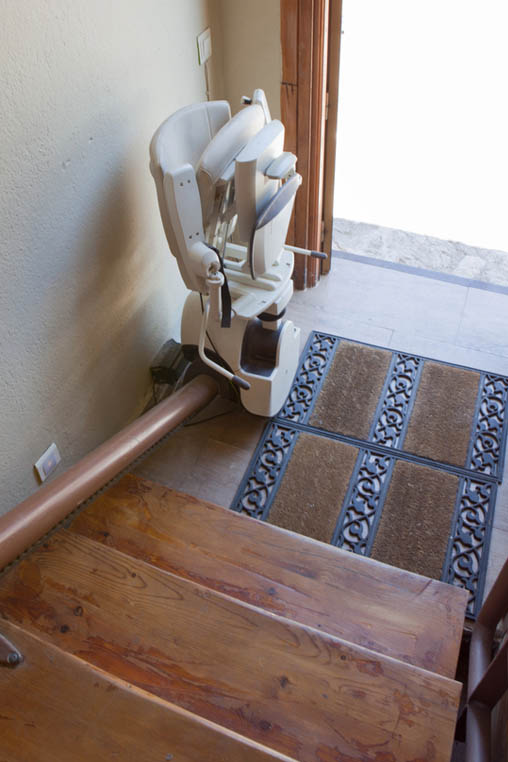 Instalación y mantenimiento de silla salvaescaleras para escaleras rectas