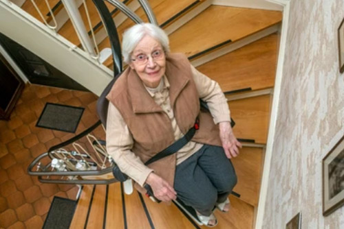 Salvaescaleras curvo para movilidad reducida