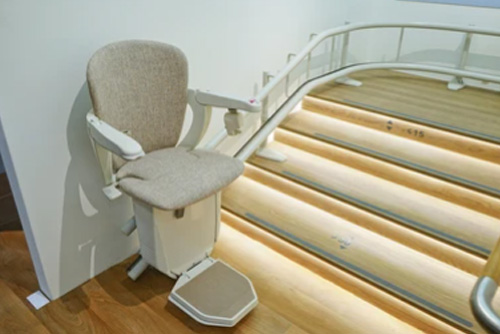 Silla salvaescaleras curvo instalado en unas escaleras con giro y rellano.